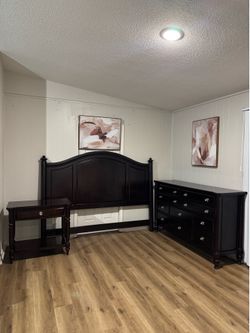 King-Size Bedroom Set – Excellent Condition!