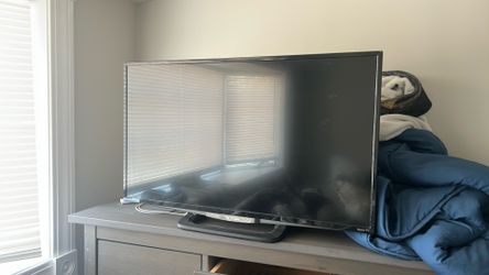 Insignia Roku Smart TV 43” – Works Perfect – Includes Remote