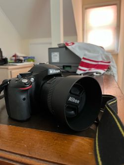 Nikon D5100  camera- SLR - Like New!