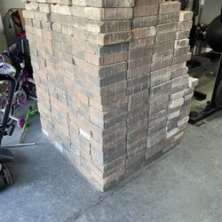 Pavers    0ver 550 Pcs 