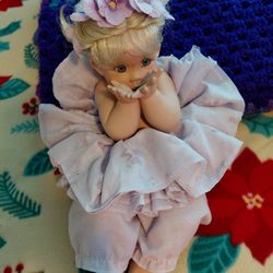 DOLL / DANBURY MINT PORCELAN DOLL