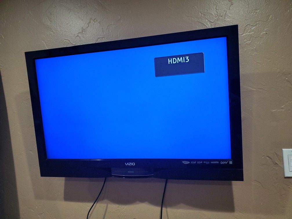 37" Vizio Lcd Tv ( Not Smart Tv) With TV Bracket