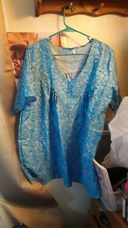 BRAND NEW NEVER BEEN WORN WOMEN TOP