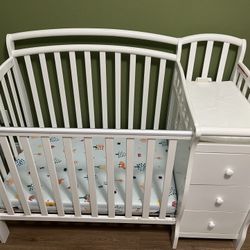 Dream On Me Jayden 4 In 1 Mini Convertible Crib And Changer. Includes Mattress. 