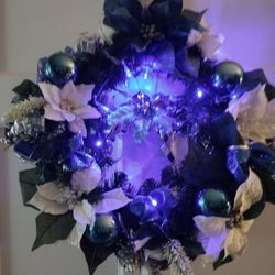 Beautiful, Christmas , Wreath, With Blue 🔵 Light, Perfect Condition.