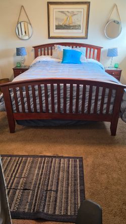 QueenBedroom set.  Complete with lamps and comforter!