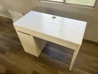 Office Desk Spotless. Paid 300. First 100$ Takes It