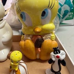 1933 Looney Toons Tweety Bird Cookie Jar + S/P Shakers