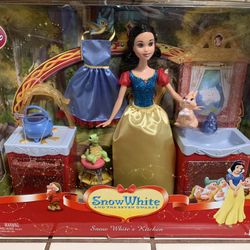Vintage 2008 Walt Disney Snow White Kitchen Play Set