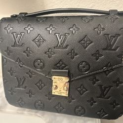 LV Bag Like New Clean Inside And Outside 