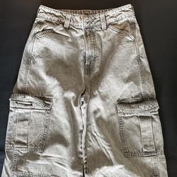 Unworn stonewashed cargo jeans for women.