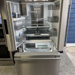 Frigidaire Professional Refrigerador 36 X 29 X 69 Almost New One Receipt For 90 Days Warranty 