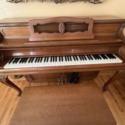Beautiful Vintage Wurlitzer Piano 