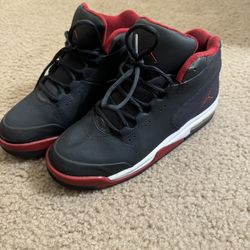 Jordan Shoes Size 7 ( Needs Glue ) 
