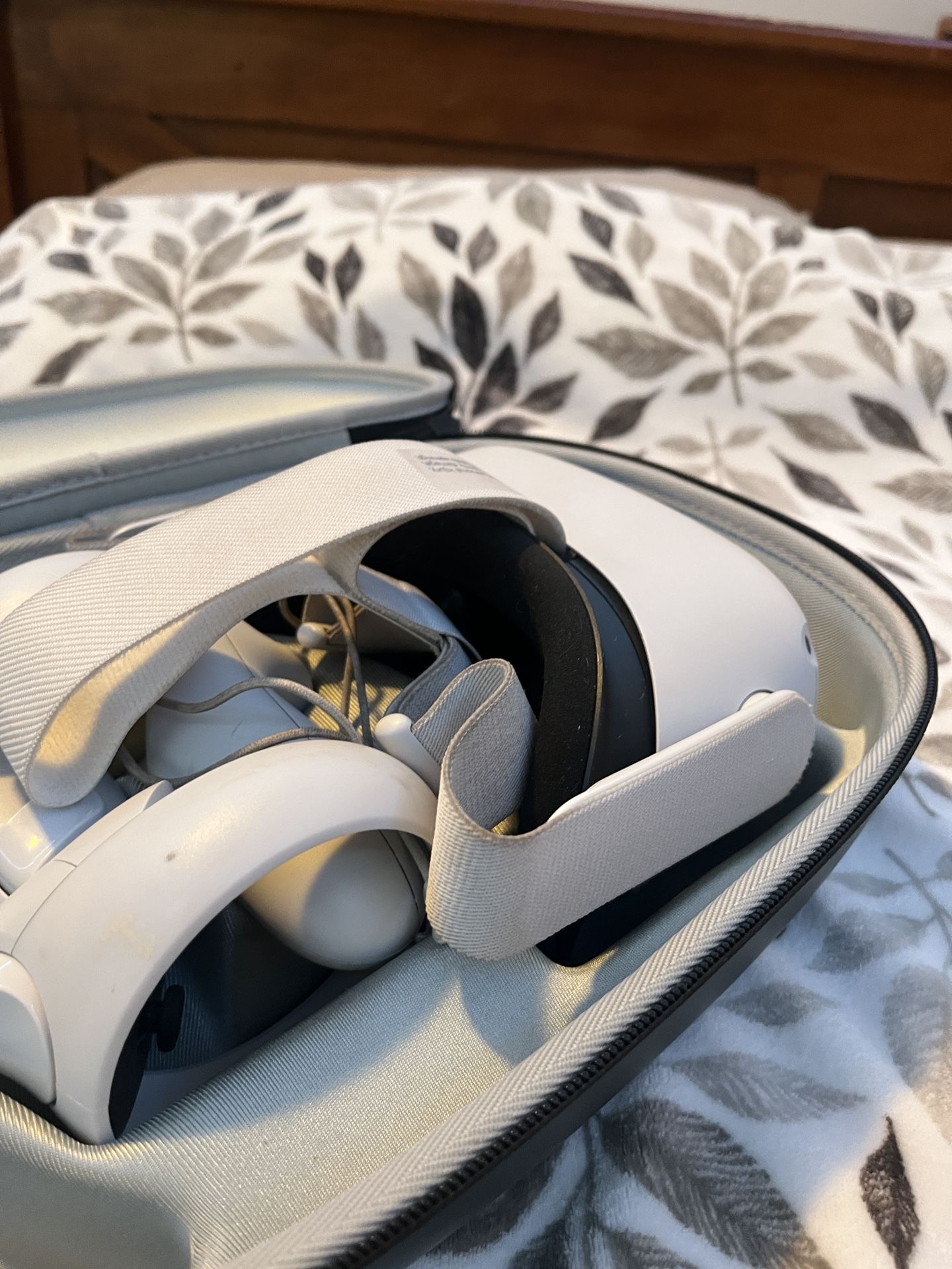 Oculus Meta Quest 2 Headset + VR Case