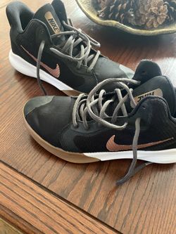 Nike Mens  Size 7 Womens Size 8.5 