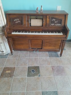 Self Playing Piano And Music