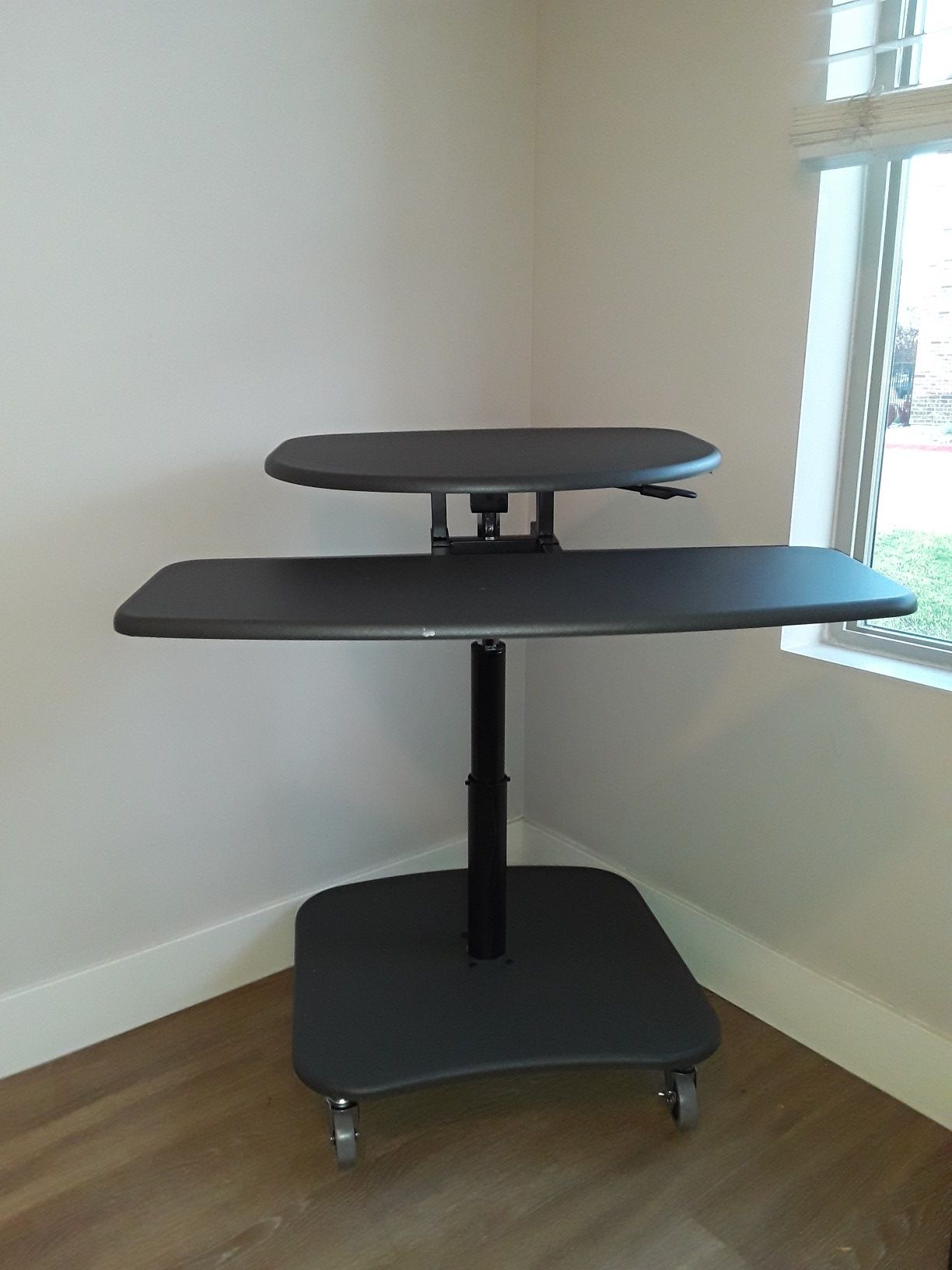 Stand-up computer desk