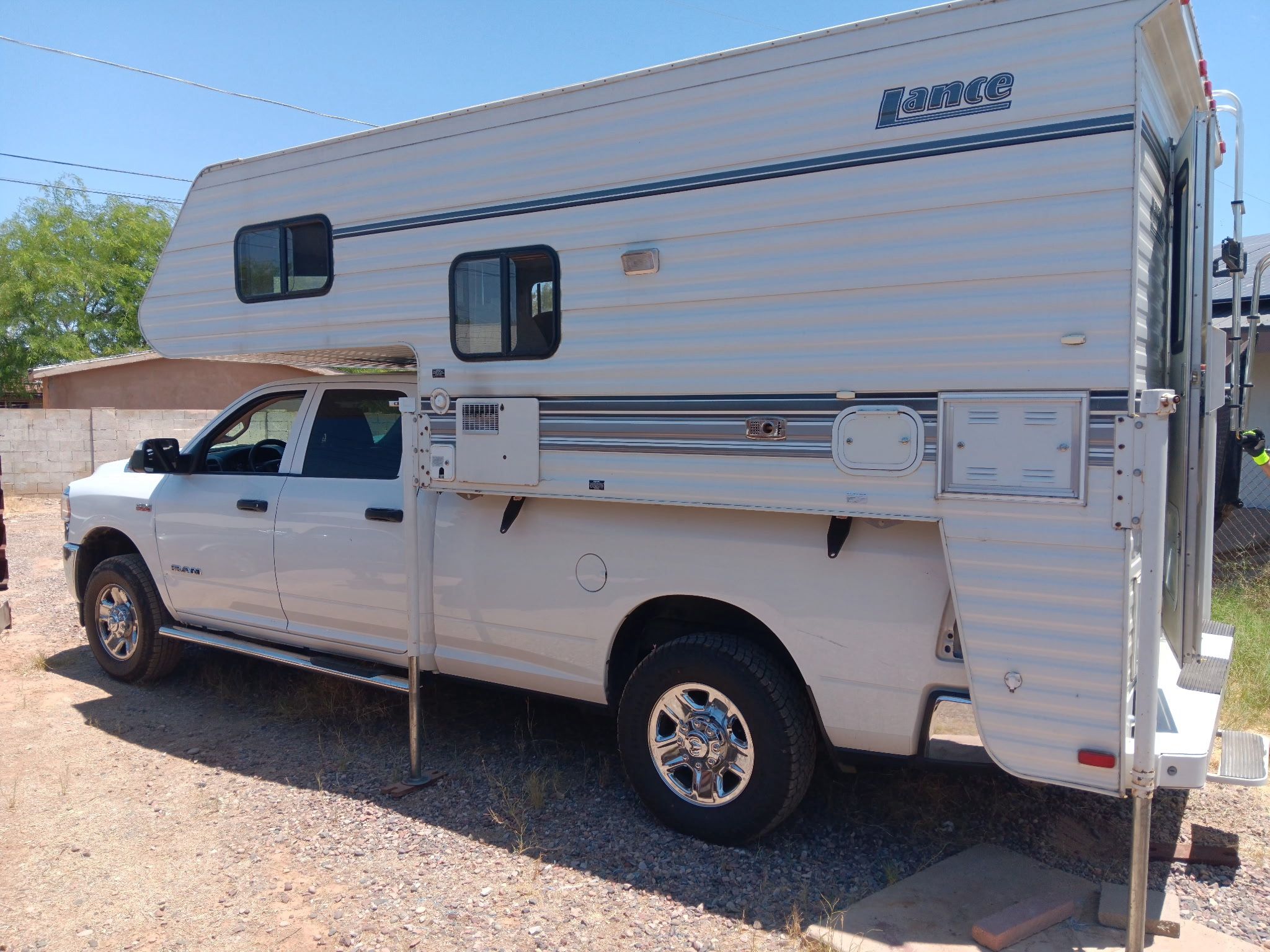 Clean Title 2002 Truck Bed Camper Lance