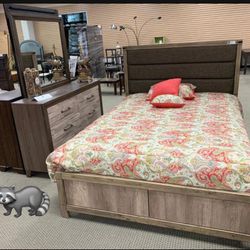 Matteo 5 Pcs Bedroom Set Queen or King Bed Dresser Nightstand Mirror and CHEST WİTH İNTEREST FREE PAYMENT OPTİONS 