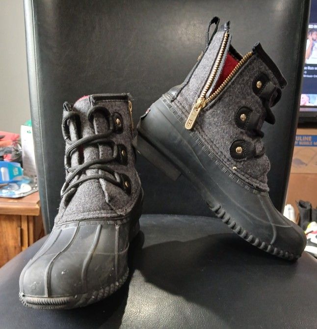 Tommy Hilfiger. Reanna Lace/Zip Up Duck Boots. Black/Gray/Red. Women Size 6.
