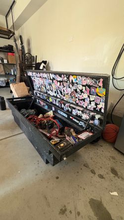 Truck bed tool box