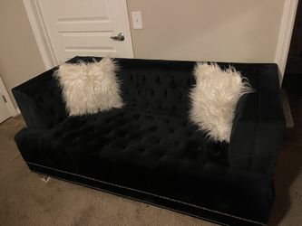 Black Love Seat With 2 Pillows