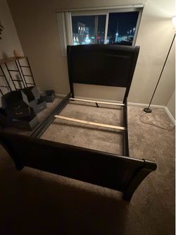 Queen wood furniture
