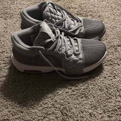 Lebron basketball shoes 