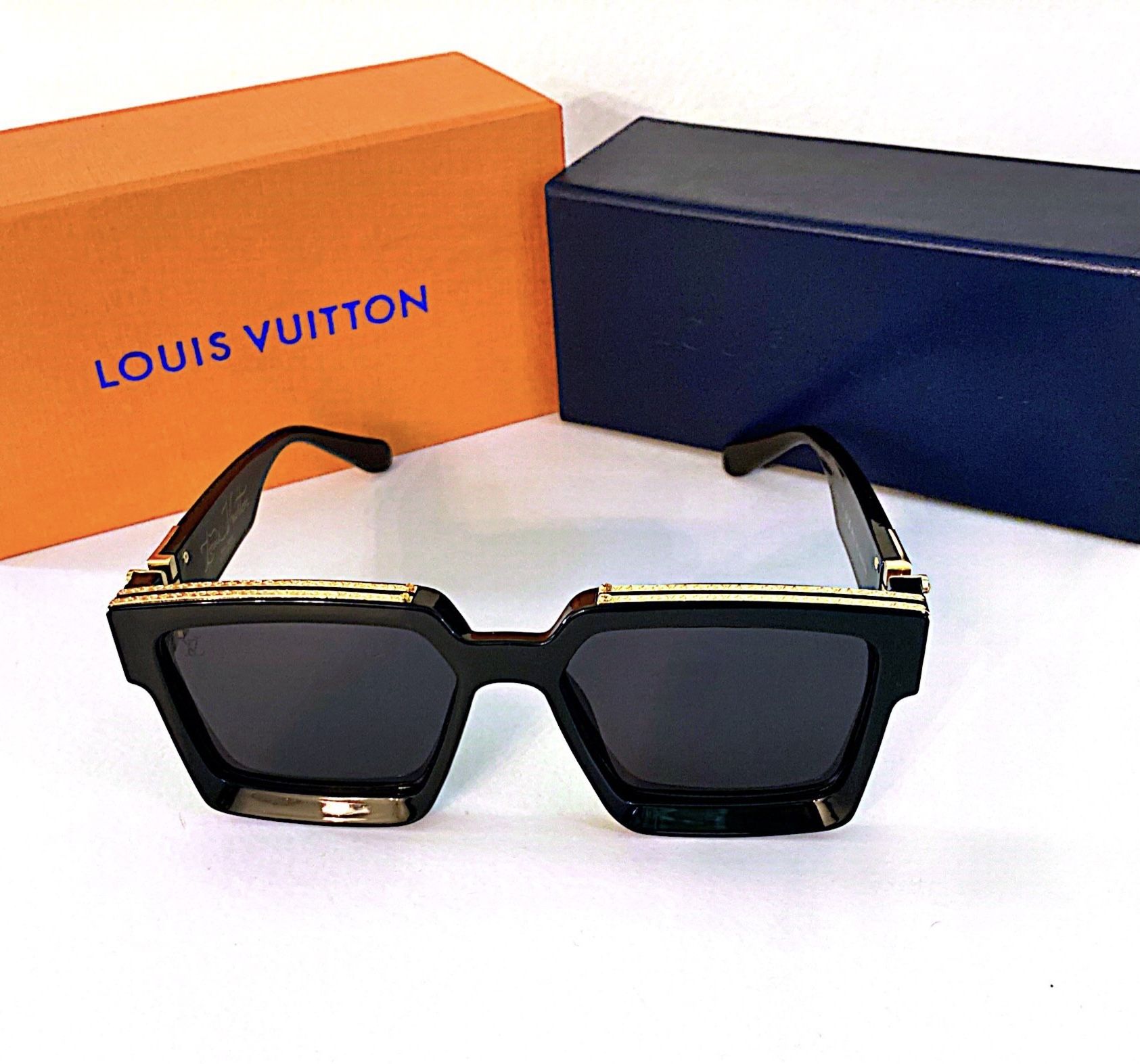 Louis Vuitton LV Shadow Square Sunglasses Black Plastic. Size U