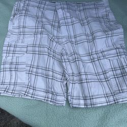 George Men's At The Knee Cargo Shorts a 10" inseam Size 40