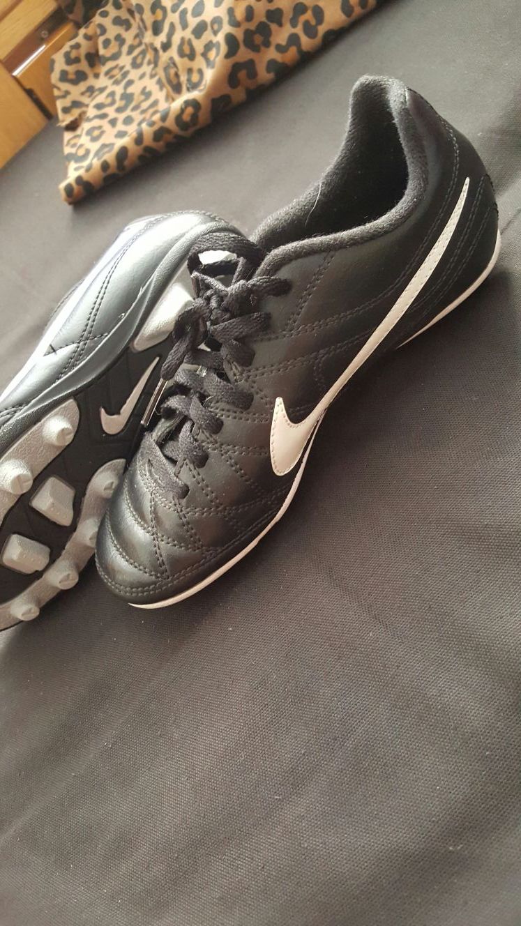 Kids soccer shoes