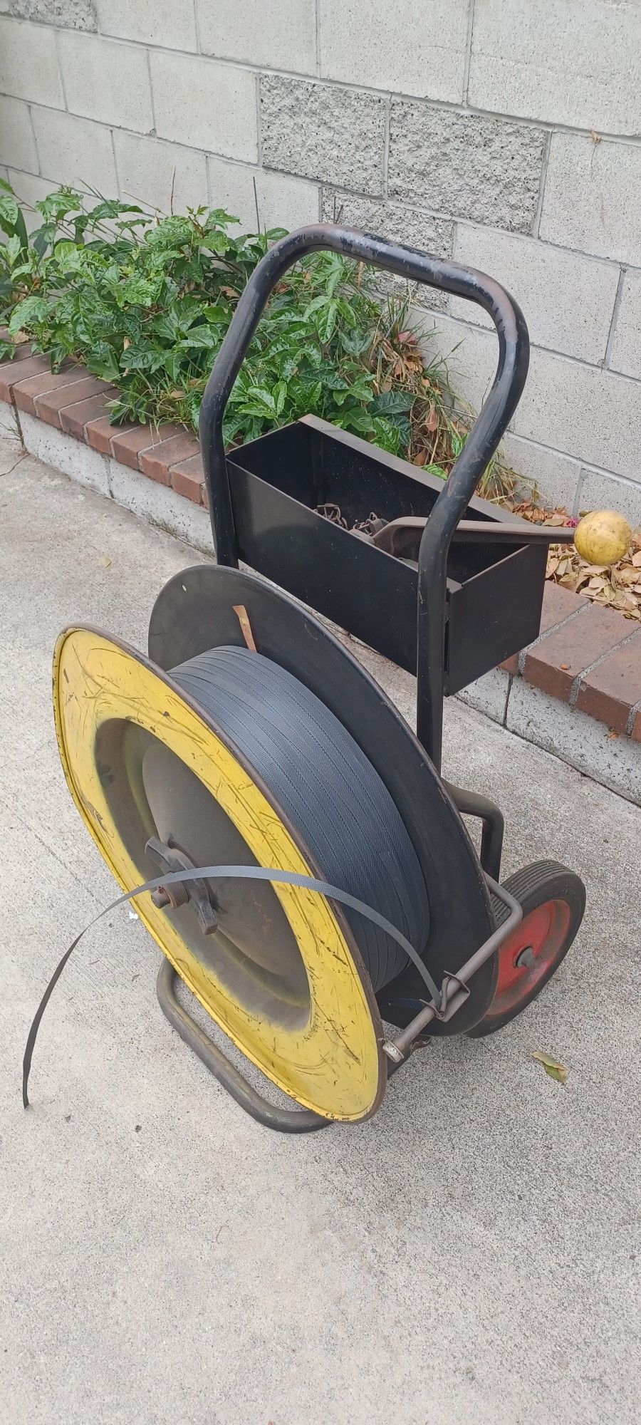 STRAPPING MACHINE WHIT BRAKE AND 1/2" INCH PLASTIC COIL