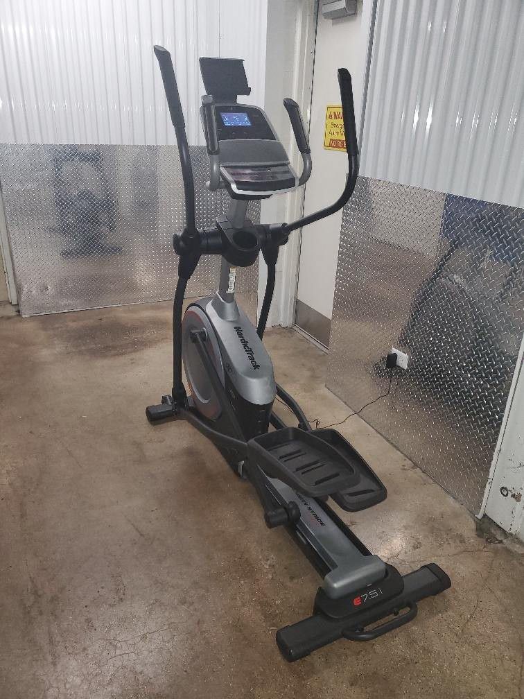 NORDICTRACK E 7.5I ELLIPTICAL MACHINE (LIKE NEW & DELIVERY AVAILABLE TODAY)