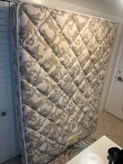 Simmons Marquee Beautyrest   Queen mattress- clean!  $150