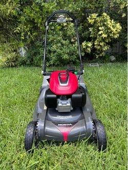 SELF PROPELLED LAWNMOWER HONDA HRX-217 /200cc TWIN BLADE . XENOY DECK NEVER GER RUST, DENT or CORRODE ,  . ALLOW YOU MAKE YOUR OWN SPEED. JUST RECENTL