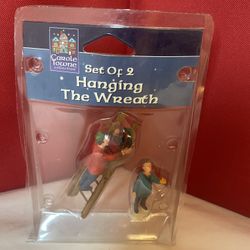 New Vintage Lemax Carole Towne Collection Hanging The Wreath Christmas Village Accessories 