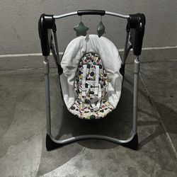 Graco Slim Spaces Compact Baby Swing