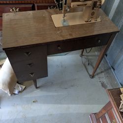 Vintage Mid Century Seeing Desk (singer)