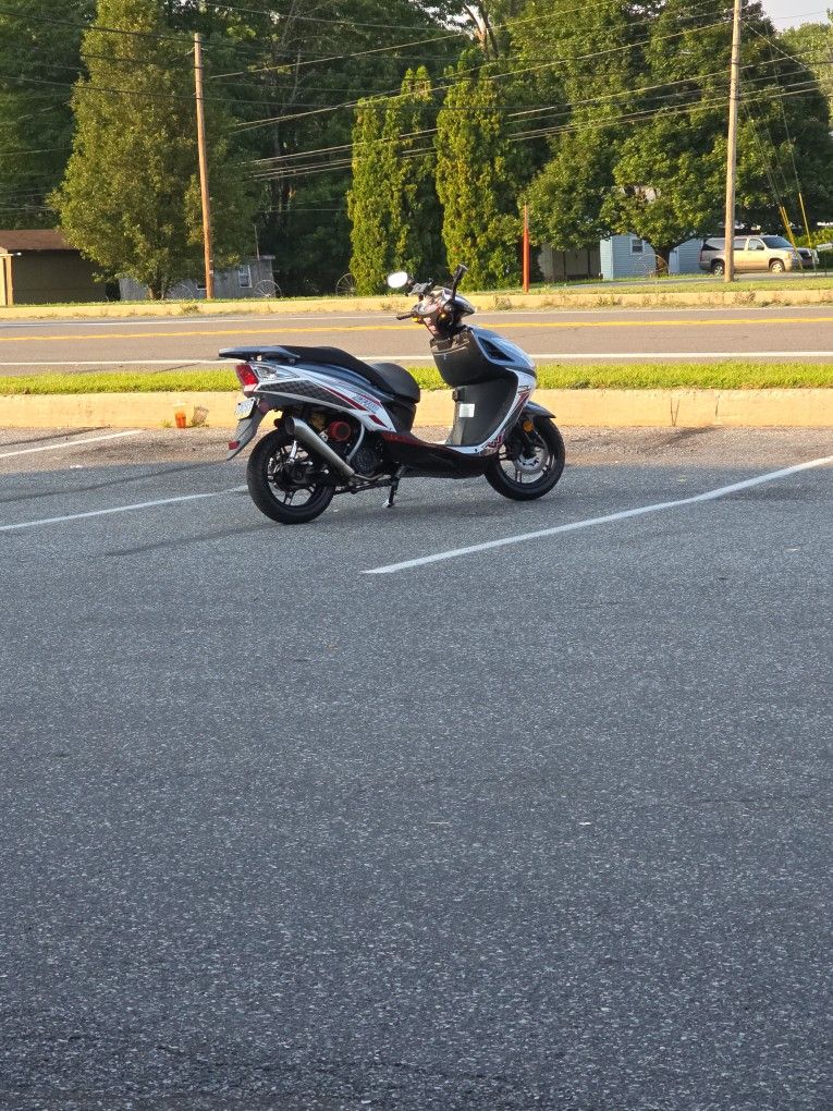 Wolf 150cc Scooter- Mint