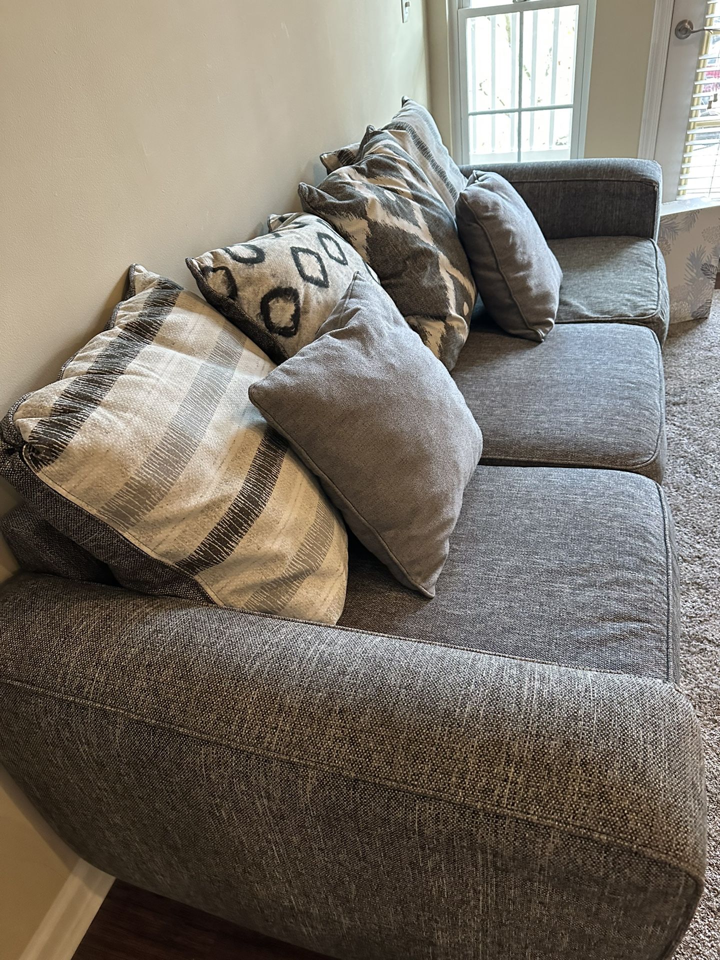 Great Couch 🛋️ With Autumn , Rug And In Great Condition