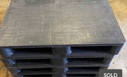 BLACK PLASTIC STRONG PALLETS 32x37