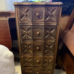 Small wooden table w/drawers