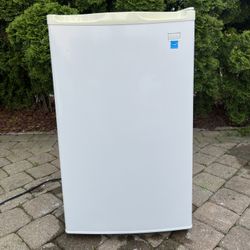 Avanti White Steel Refrigerator 