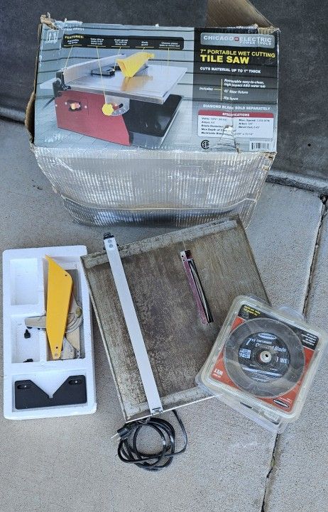 Chicago Electric 7" Portable Wet Cutting Tile Saw