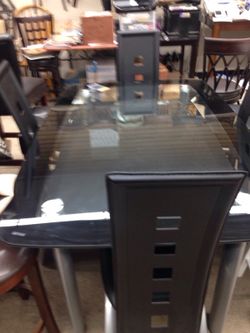 Table floor sample with four chair