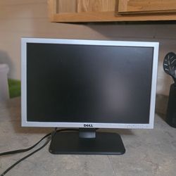 Dell LCD Monitor 17”–19” w/ All Cables – Works Great
