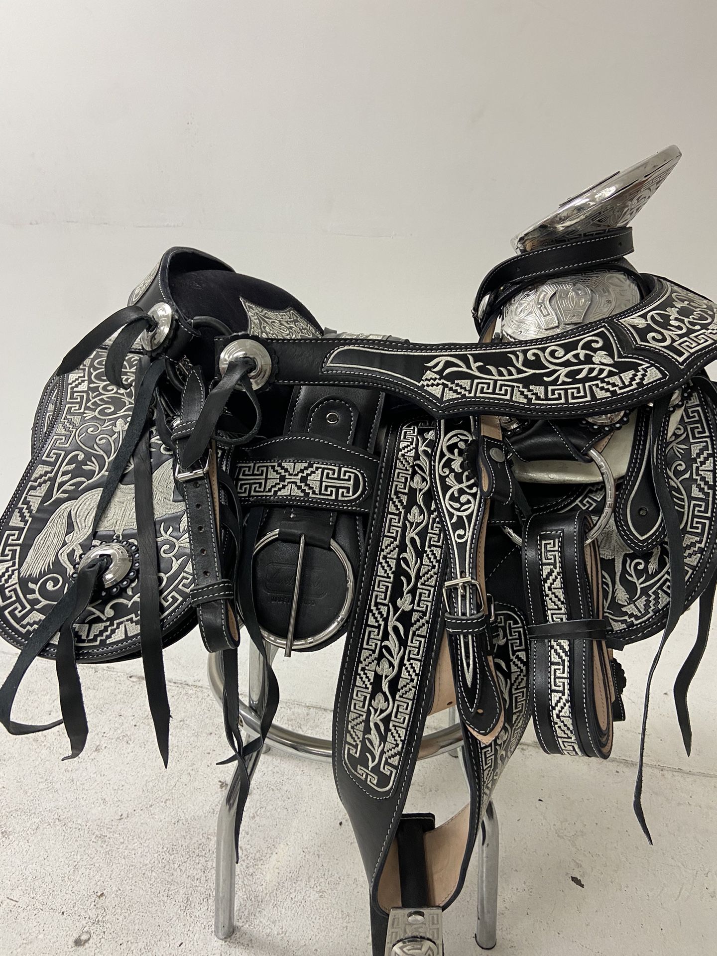 Nueva Montura Charra Super Bordada Con Herrage Y Fuste Plateado Completo