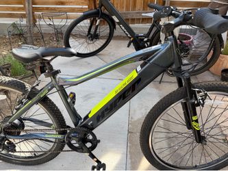 This is a Hyper E-Ride Electric Pedal-Assist Mountain Bike featuring a 36-volt, 250-watt rear hub motor and a 6-speed Shimano drivetrain.The bike incl