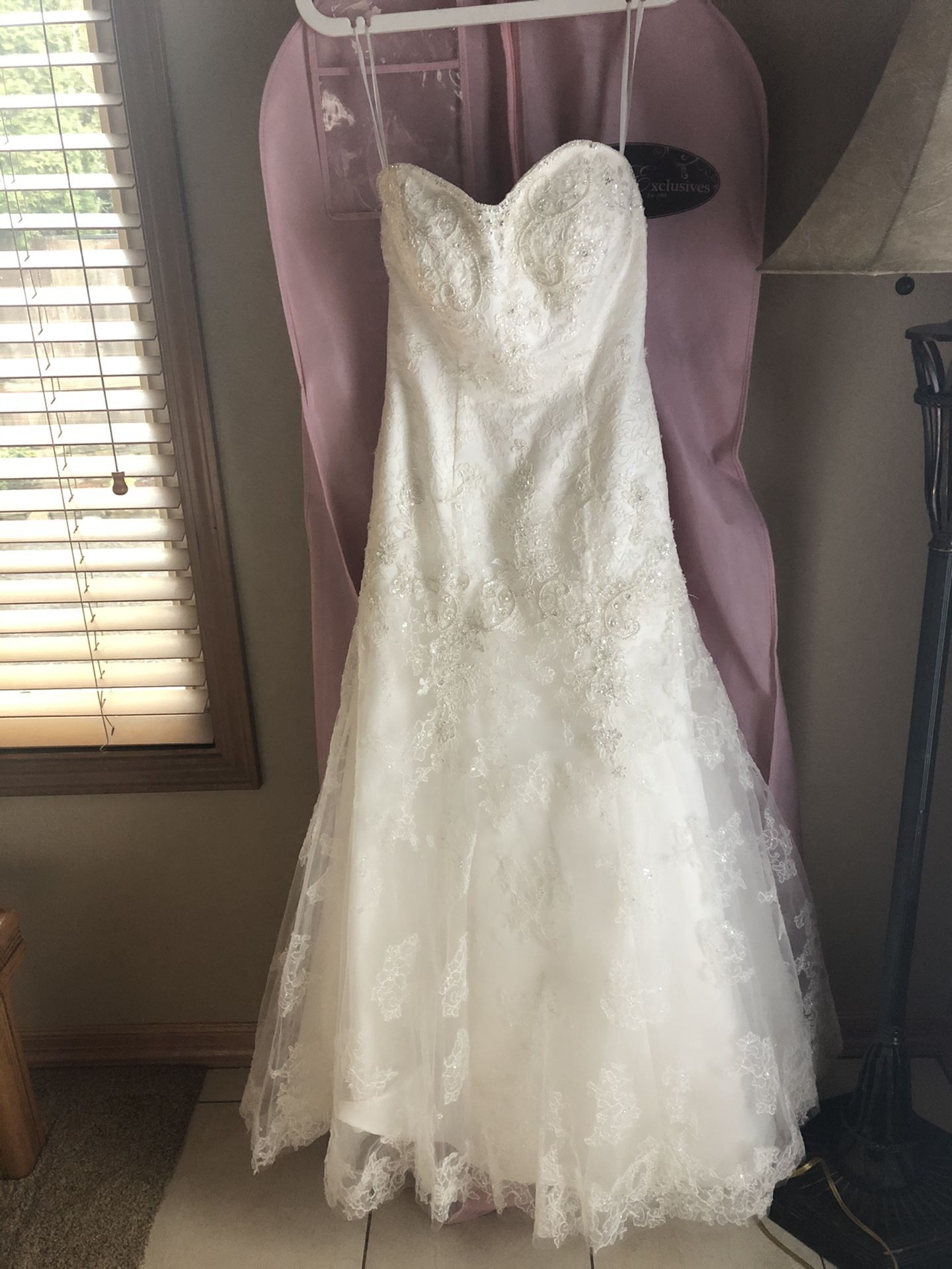 Beautiful Wedding Dress!! Good condition.